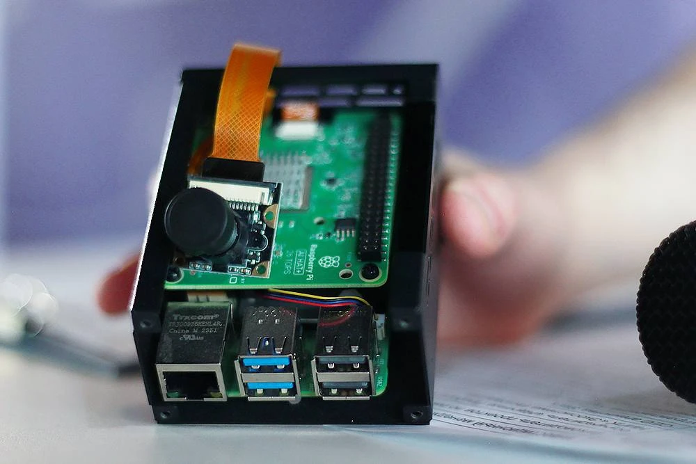 Прототип AutoVisions: Raspberry Pi с ИИ-ускорителем и модулем камеры в открытом корпусе